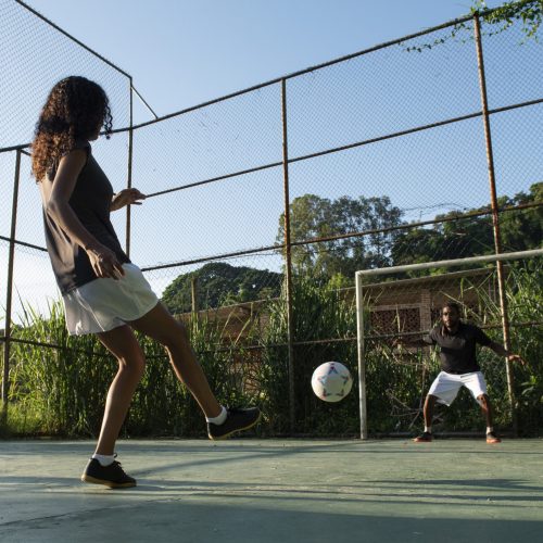 full-shot-people-playing-soccer